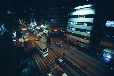 白色的公交道路在夜间的照片
